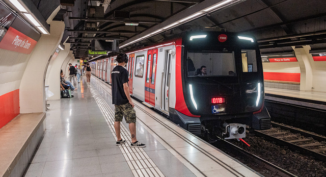 Un usuari esperant el metro. Autor: TMB