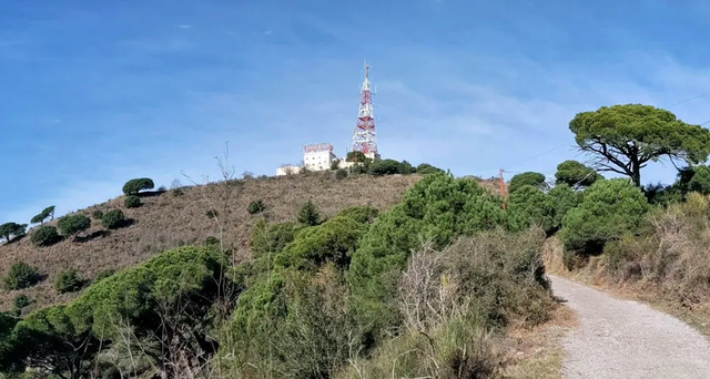 La  Torre del cim de Sant Pere Màrtir (Parc Natural de Collserola)