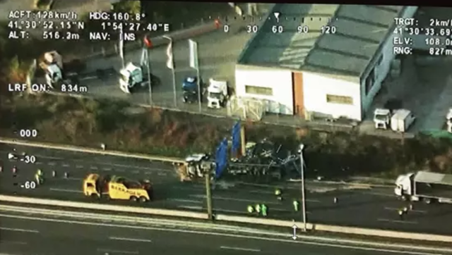 SUCCESSOS: Bolca un camió que transportava pollastres a Abrera
