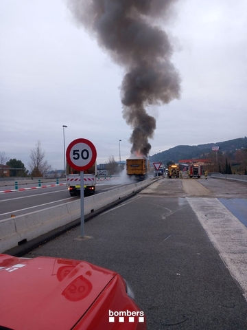 SUCCESSOS: Crema un camió a Castellví de Rosanes