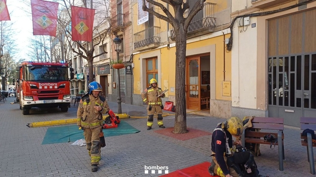 SUCCESSOS: Incendi en una casa d’Esparreguera deixa als seus inquilins i veïns sense habitatge