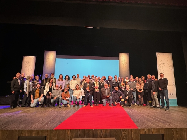 Foto de família dels guardonats durant la vetllada