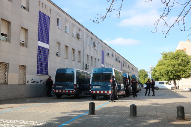 SUCCESSOS: Gran dispositiu policial al barri de Sant Cosme del Prat en un triple desnonament