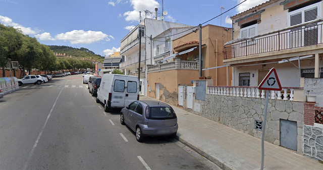 SUCCESSOS: Un intoxicat per fum en un incendi en un habitatge de Castelldefels