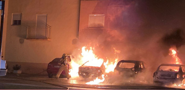 SUCCESSOS: Sis cotxes afectats per un incendi a la via pública a Cornellà de Llobregat