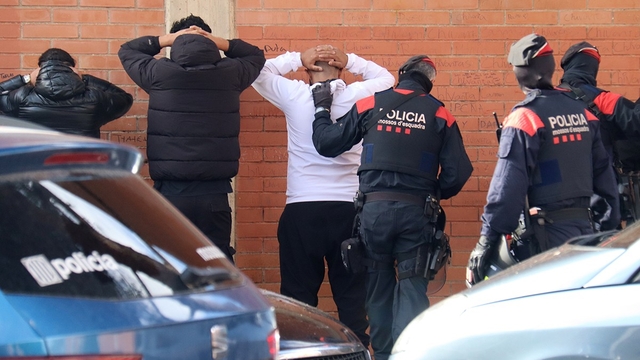  SUCCESSOS: Enxampen tres persones que havien furtat cinc mòbils al Mercat setmanal de Castelldefels