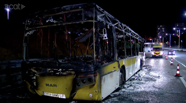 SUCCESSOS: S’incendia un autobús a Cornellà de Llobregat amb passatgers
