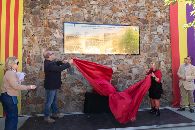 L’alcalde de Viladecans, Carles Ruiz, va descobrir una placa en memòria dels consellers (regidors) municipals de la Segona República (1931-1939)