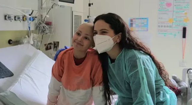 La cantant Rosalía visita l’Hospital Sant Joan de Déu 
