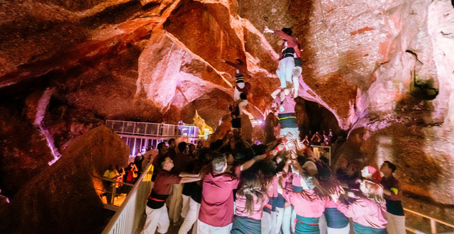 Els Castellers d’Esparreguera celebren els trenta anys a les Coves de Salnitre