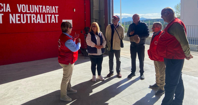 SOCIETAT: Visita castellvinenca al Centre humanitari de la Creu Roja a Catalunya