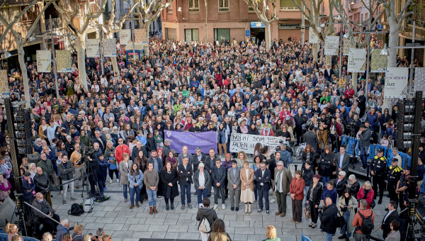 S'omple la plaça de la Vila del Prat per rebutjar les violències masclistes