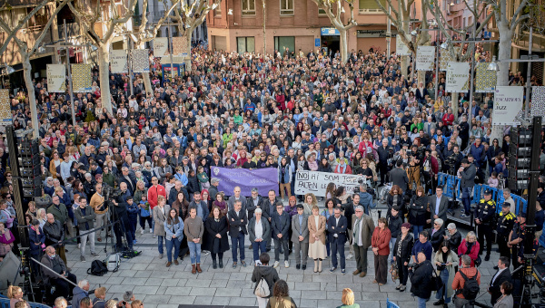 Durant l'acte algunes de les persones assistents van mostrar diverses pancartes, algunes dones a títol individual i d'altres organitzades en col·lectius