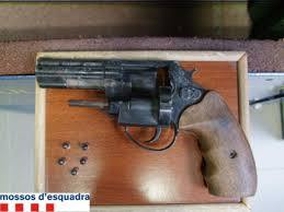 SUCCESSOS: Un home troba cinc revòlvers i una pistola en un domicili de Castelldefels