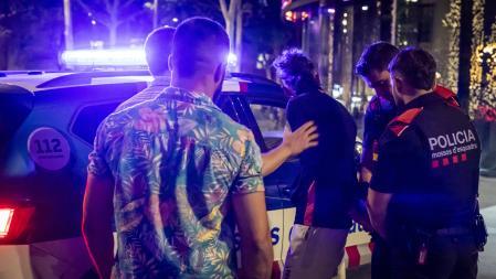 Detenen in fraganti dos homes robant en el Llobregat Centre a Cornellà