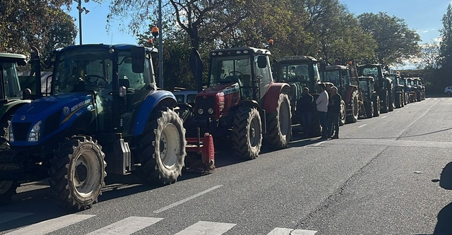 Els tractors del Baix Llobregat ocupen la Gran Via de Barcelona