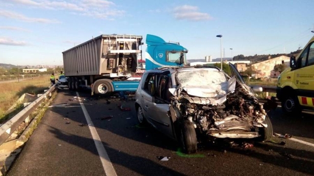 SUCCESSOS: Greu accident de trànsit a Gavà amb dos ferits, una dona crítica, en un xoc frontal entre un cotxe i un camió
