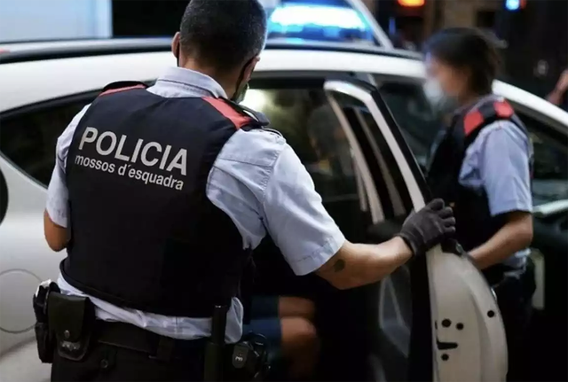 SUCCESSOS: Detingut un home a Cornellà per falsificació del carnet de conduir