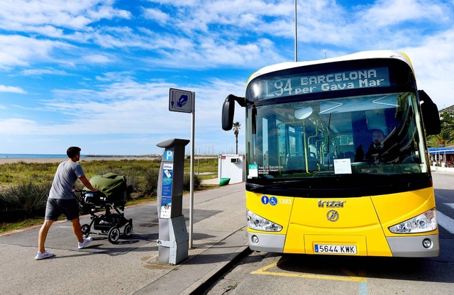 Els ajuntaments amb platja reforcen el servei d’autobusos