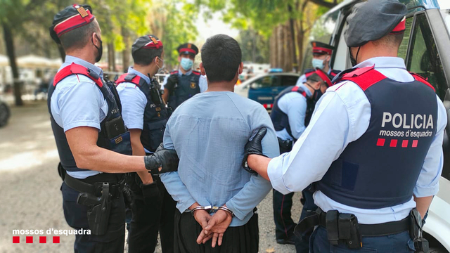 Detingudes cinc persones per un robatori en una parada d'autobús de Gavà