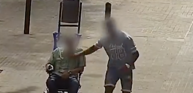 Detinguts dos homes per robatori violent en la via pública a Cornellà