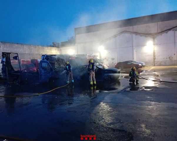 SUCCESSOS: Set camions i un turisme cremen en un incendi a Viladecans