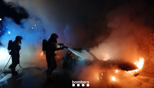 SUCCESSOS: Dos incendis a la via pública a Sant Feliu de Llobregat