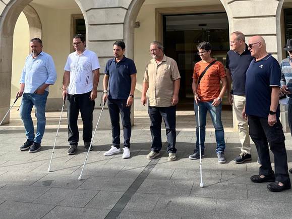 L’alcalde de Castelldefels es passeja per la ciutat a cegues