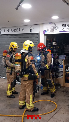 SUCCESSOS: Incendi en un establiment del centre comercial Ànec Blau de Castelldefels