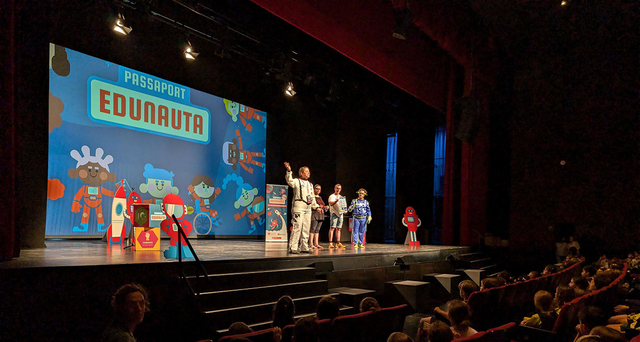 Comença el repartiment dels Passaports Edunauta a Viladecans