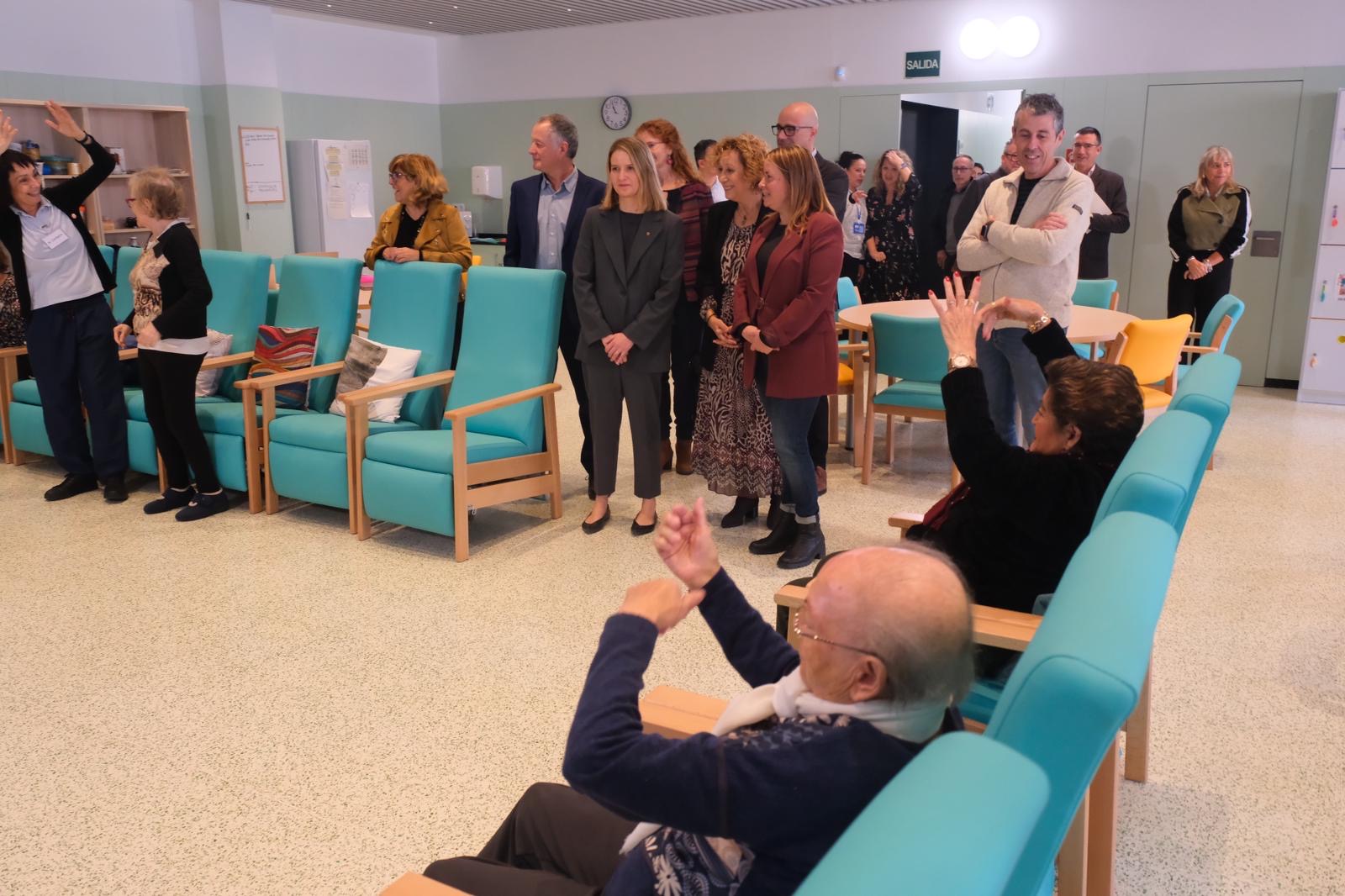 SOCIETAT: L’alcaldessa de Sant Joan Despí i la consellera de Drets Socials visiten el centre de dia per a gent gran dependent
