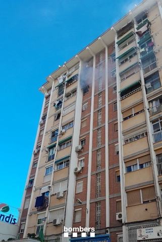 SUCCESSOS: Incendi en un pis de Cornellà amb dues persones ferides