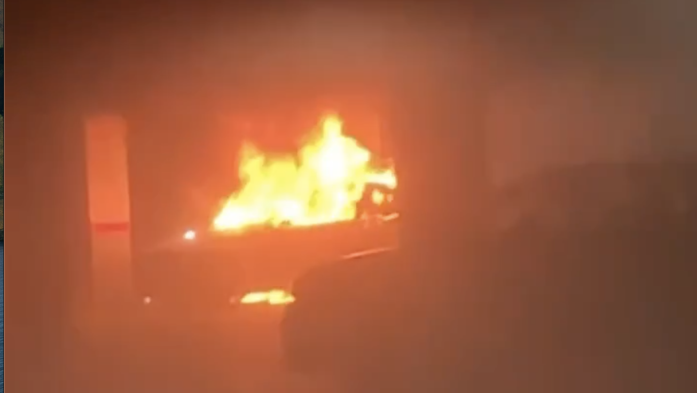 SUCCESSOS: Un ferit en un incendi d’un cotxe en un centre comercial de Sant Vicenç dels Horts