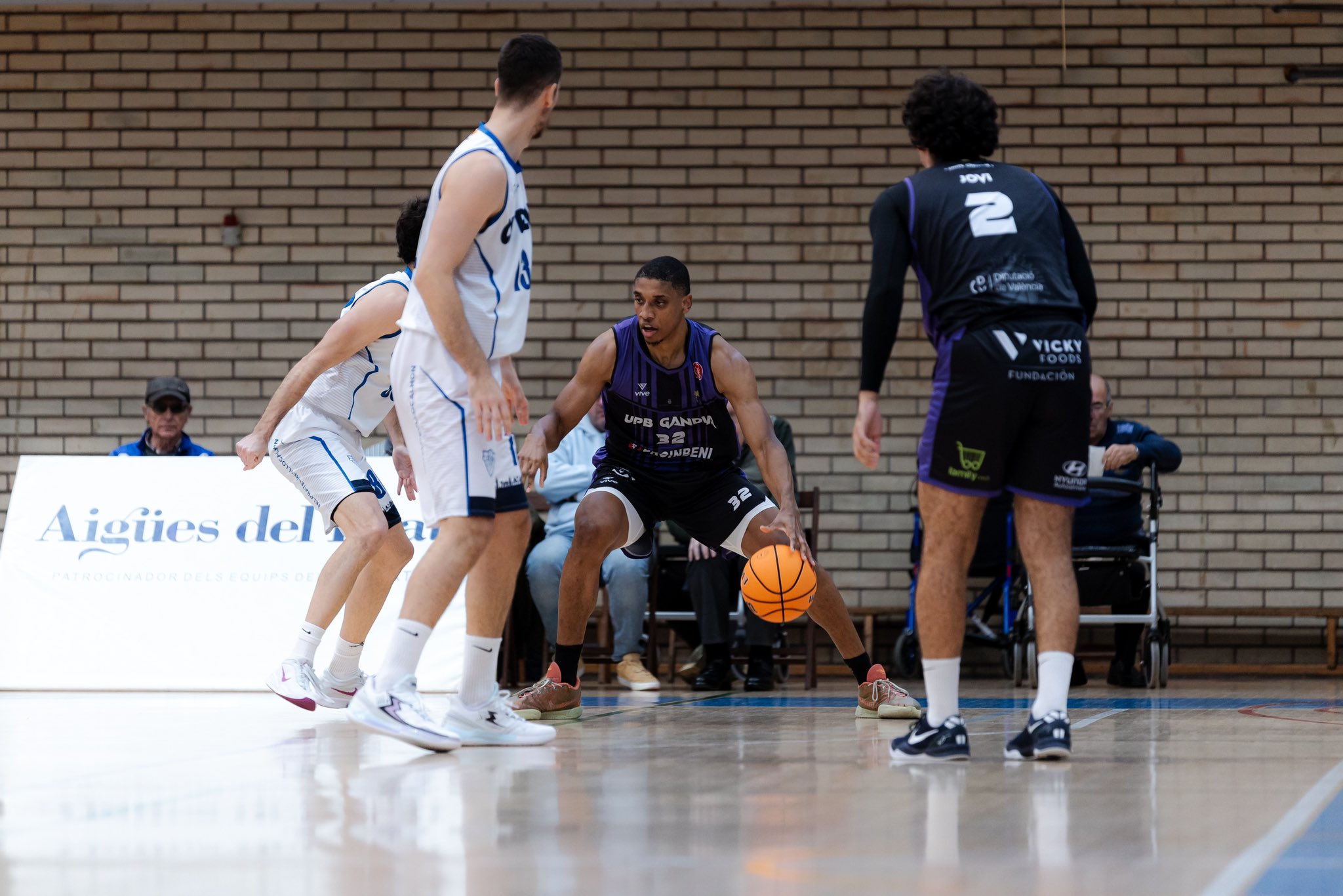 ESPORTS (BÀSQUET, SEGONA FEB): El Prat pateix però guanya