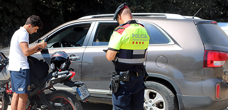 SUCCESSOS: Detenen a Cornellà dos menors per conduir sense casc dues motos sostretes