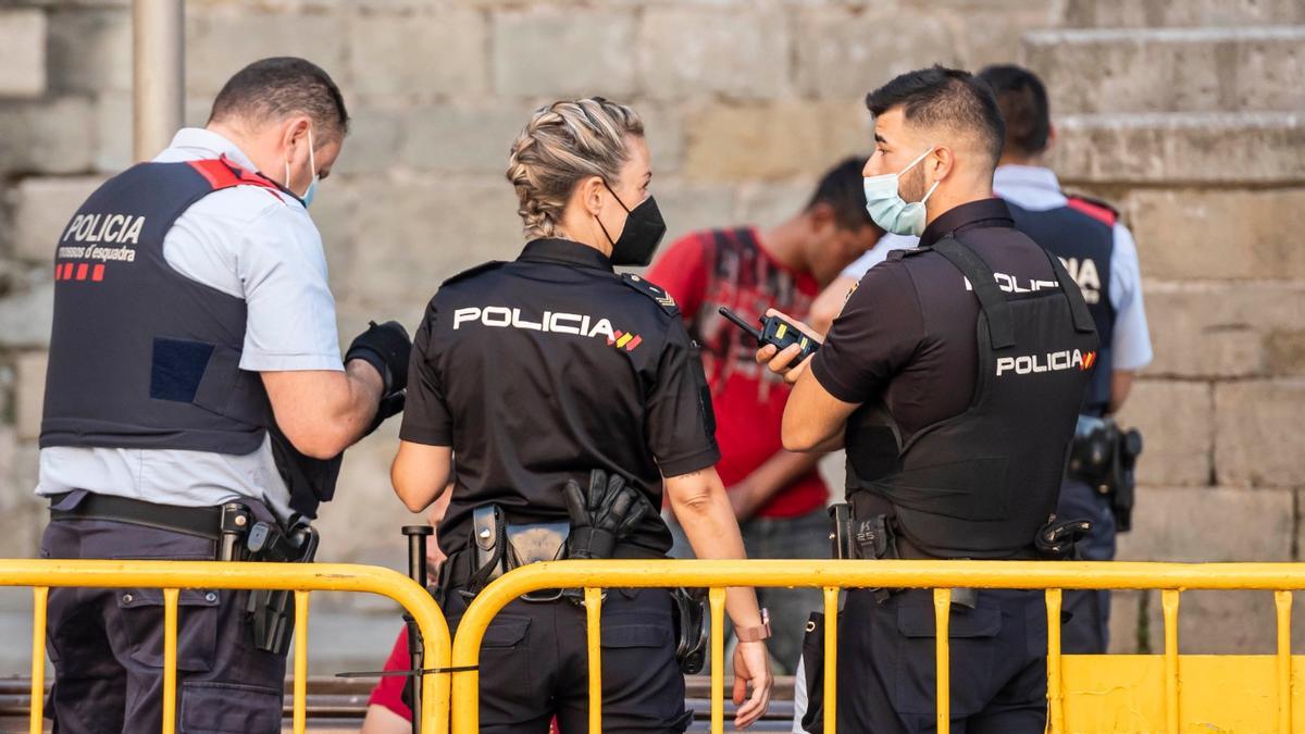 SUCCESSOS: Detenen al Prat un home amb una ordre de recerca i ingrés a presó