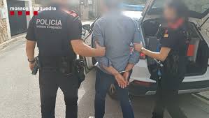 SUCCESSOS: Detingut a Cornellà un home per robatori amb violència en un supermercat