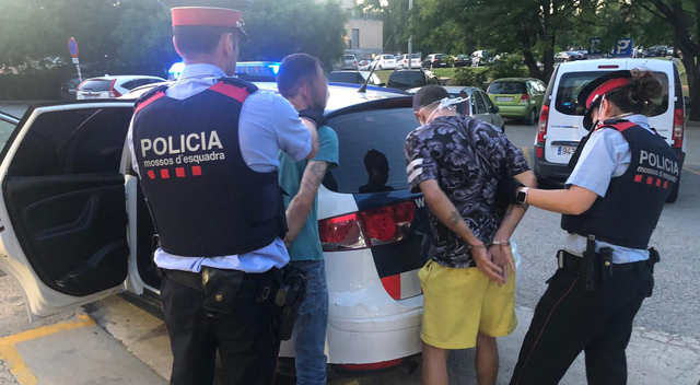 Detenen in fraganti dos homes cometent l’estafa de revisors de la llum a Castelldefels