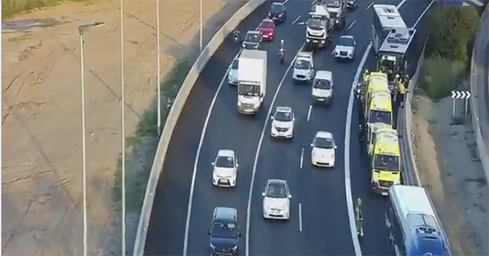 SUCCESSOS: Topada entre dos autobusos a la B-23 a Sant Feliu de Llobregat