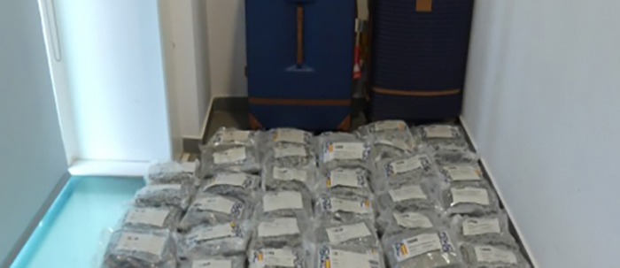Detenen a l’aeroport vuit persones i s’intervé 180 quilos de marihuana 