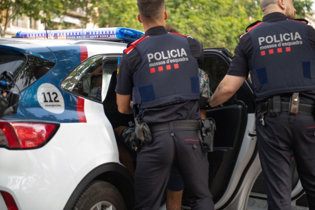 SUCCESSOS: Els Mossos detenen un home a Martorell per robatori amb violència