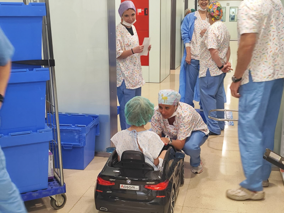 L'Hospital de Sant Boi incorpora cotxes elèctrics perquè els infants entrin a quiròfan «conduint»