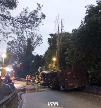 Un camió bolcat provoca una fuita de combustible a la B-231 a Esparreguera