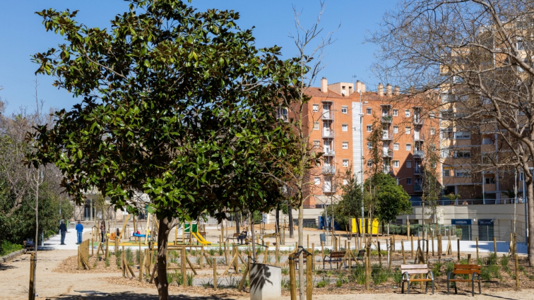 Viladecans naturalitza la plaça de Saint Herblain com a nou refugi climàtic