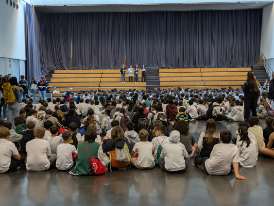 L'English Day aplega més de 450 alumnes de Viladecans en una jornada de convivència i immersió lingüística