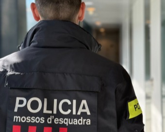 Detingut a Martorell per intentar matar un home durant un violent assalt armat a casa seva