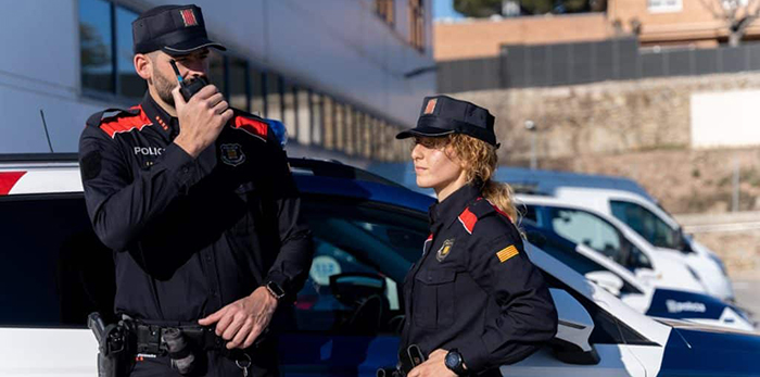 SUCCESSOS: Identificat un home que passejava amb un subfusell per la via pública al Prat 