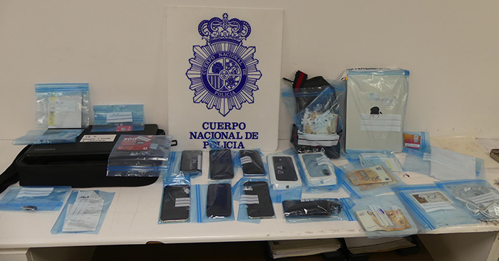 Detenen a Cornellà un home dedicat a les estafes bancàries fent-se passar per un fals gestor