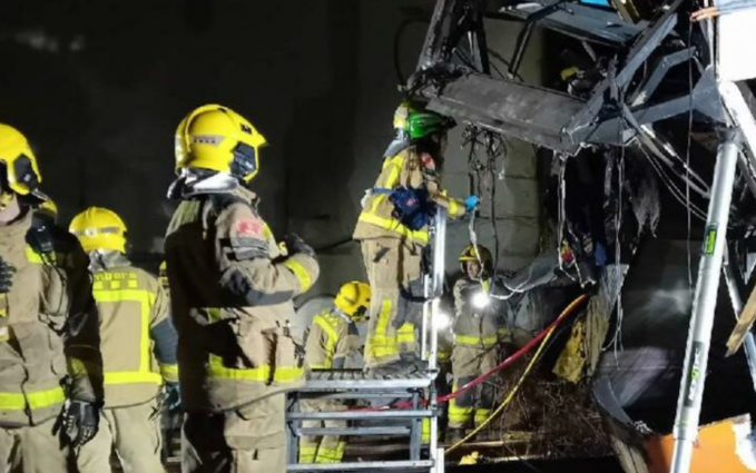 Tragèdia a l'R4: un desplaçament de terres a Gelida provoca un mort i la paràlisi total de Rodalies
