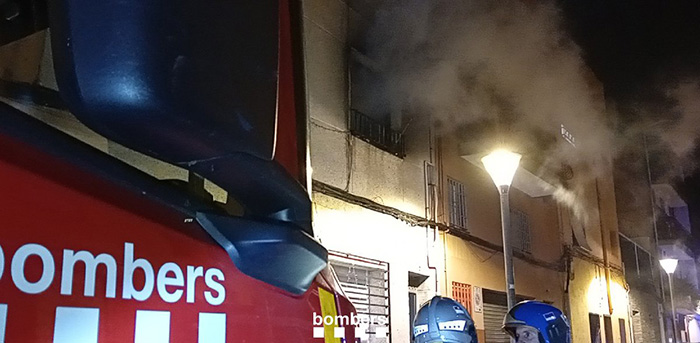 SUCCESSOS: Un incendi en un habitatge d'Esplugues causa dos ferits que són traslladats a l’hospital